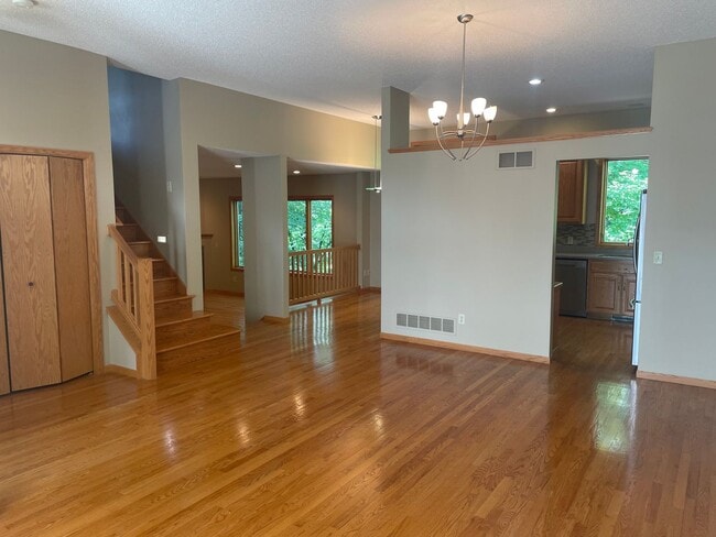 Building Photo - Amazing Eagan SFH w/Open Concept, and Outs...