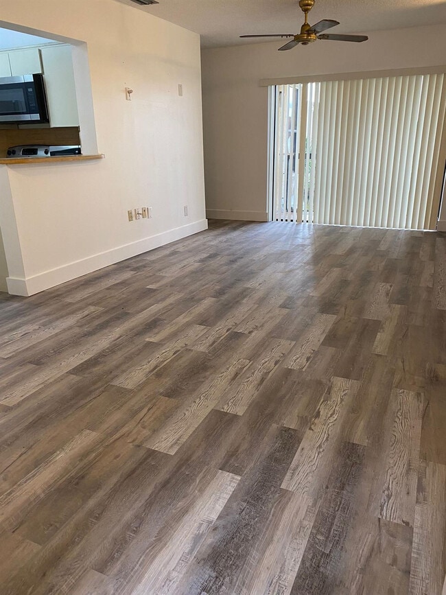 Foto del edificio - 660 W Park Dr