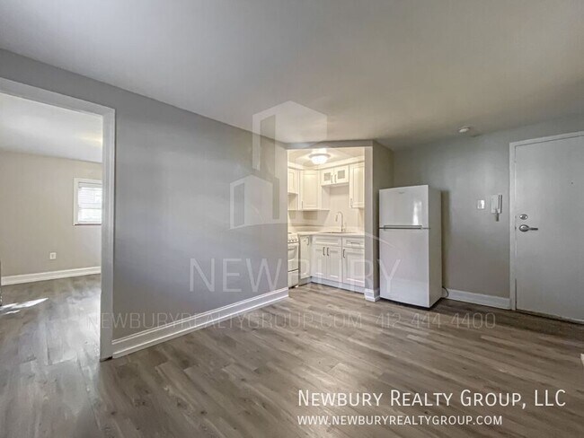Building Photo - Cozy 1-Bedroom Apartment with Modern Finis...