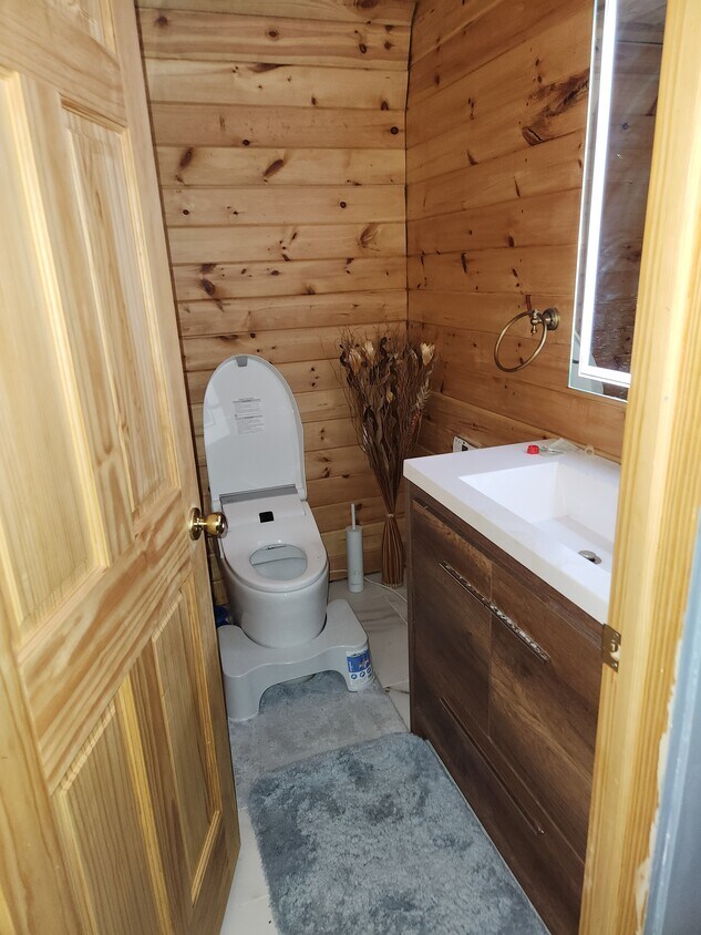 Foto del edificio - 90 Rossiter Ave