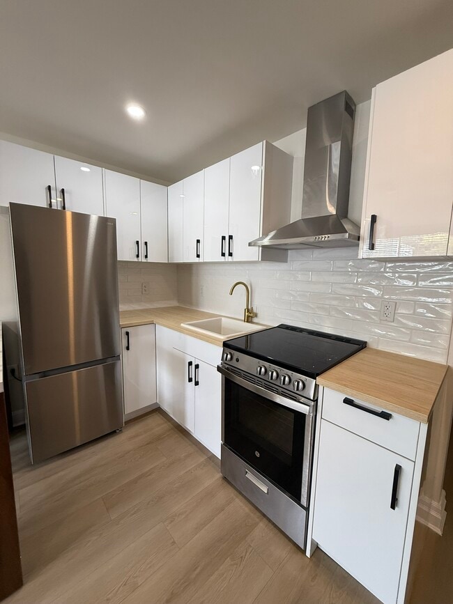 Building Photo - 7800 Lundy's Ln