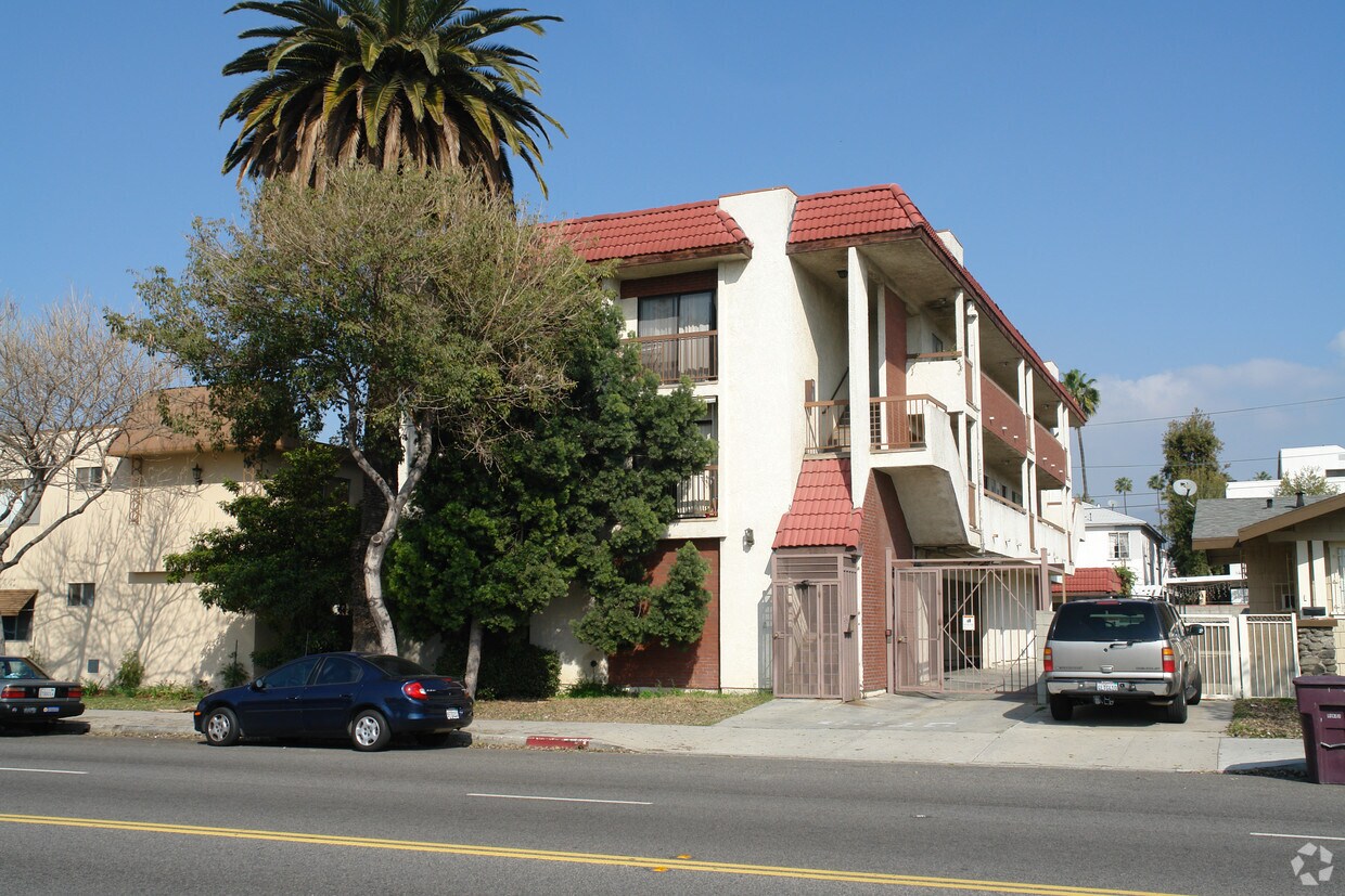 Primary Photo - 123 W Chevy Chase Dr