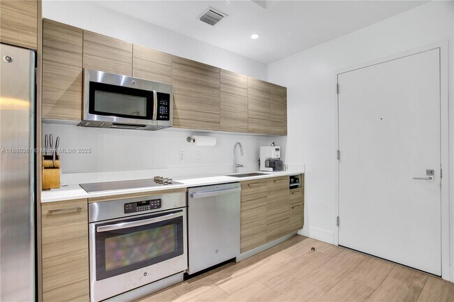 Foto del edificio - 121 NE 34th St