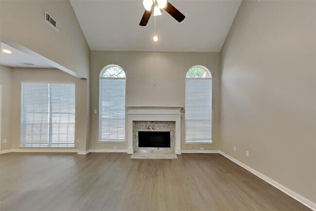 Foto del edificio - 5011 Greenriver Valley Dr