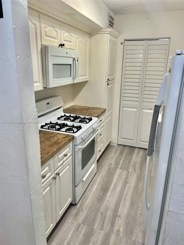 Primary Photo - 1300 W 53rd St