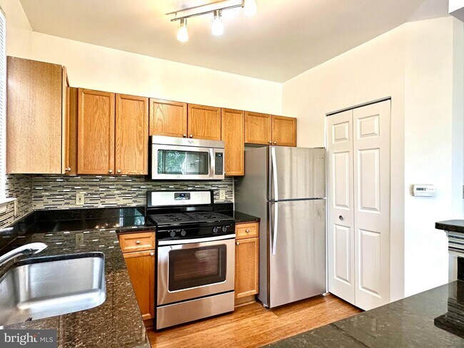 Foto del edificio - 2111 Highcourt Ln