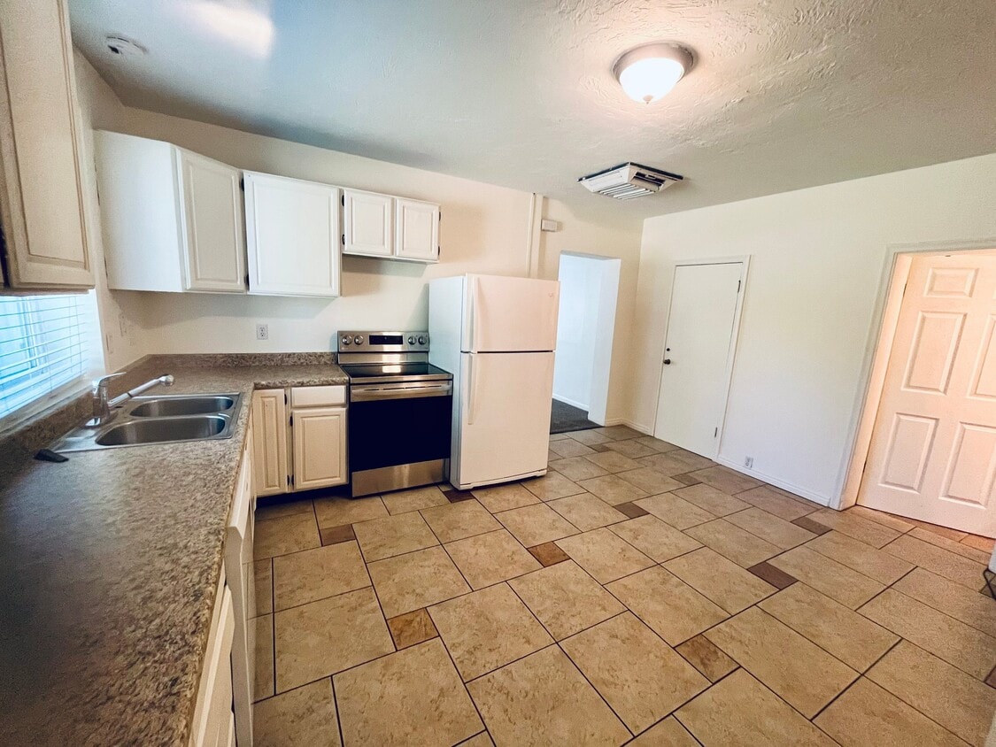 Building Photo - 722 W 400 N