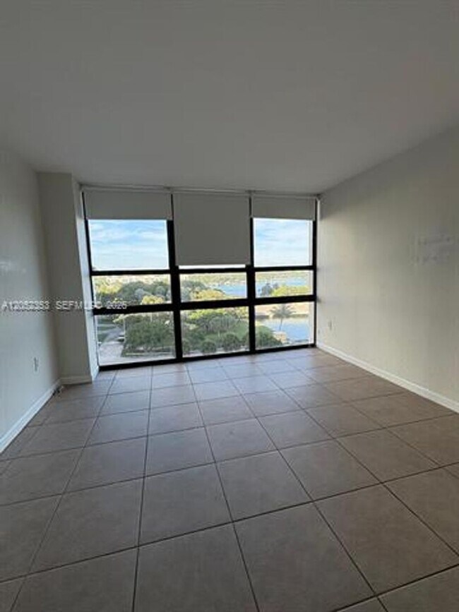 Foto del edificio - 600 NE 36th St