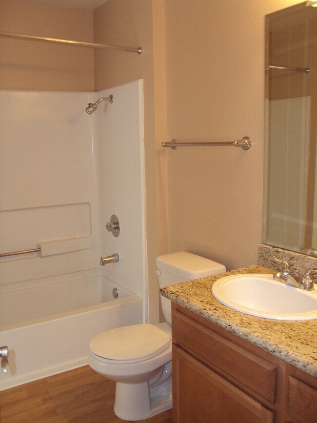 Foto del edificio - Stylish 2-Bedroom Condo in Sought-After Ca...