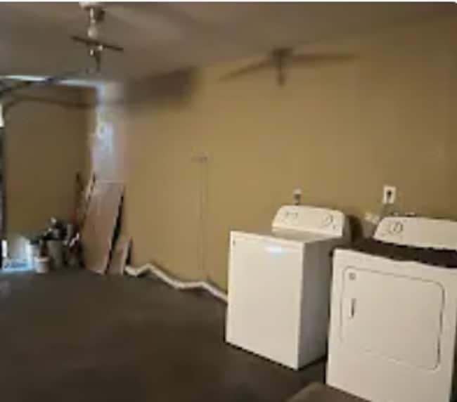 Building Photo - BEAUTIFUL TOWNHOUSE WITH 2 CAR GARAGE