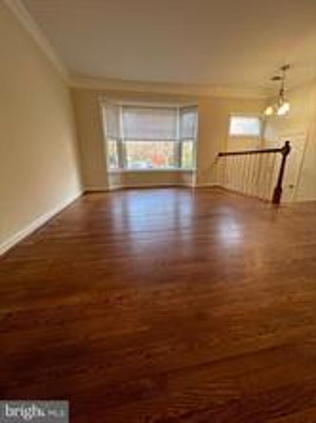 Building Photo - BEAUTIFUL END UNIT TH NEAR DOWNTOWN ROCKVILLE