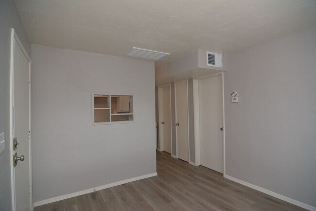 Building Photo - Charming 1 Bedroom 1 Bath Duplex! Central ...