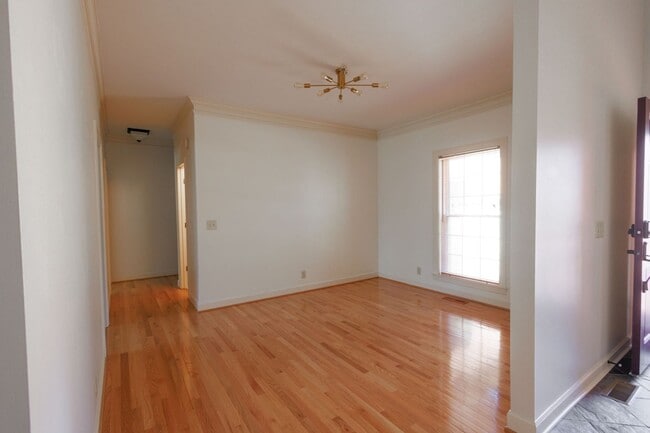 Building Photo - Charming 3-Bedroom/ 2.5 Bath Home in Royal...