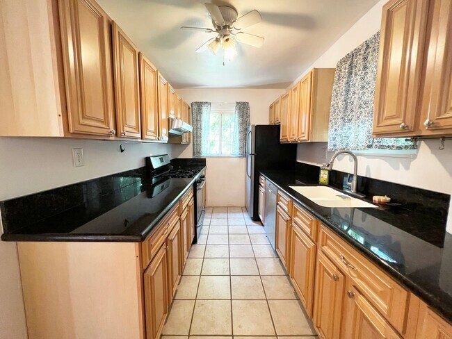 Building Photo - 2 bed 1 bath + Bonus Room