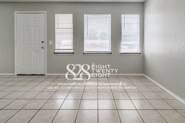 Foto del edificio - 2 Bed/1 Bath Triplex Home in Noble