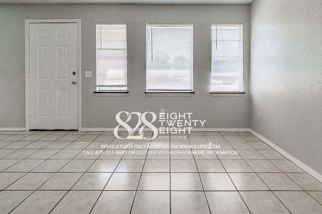 Building Photo - 2 Bed/1 Bath Triplex Home in Noble