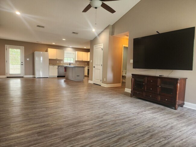 Building Photo - Alcoa 37701 - 4 bedroom 2 bath - call Tom ...