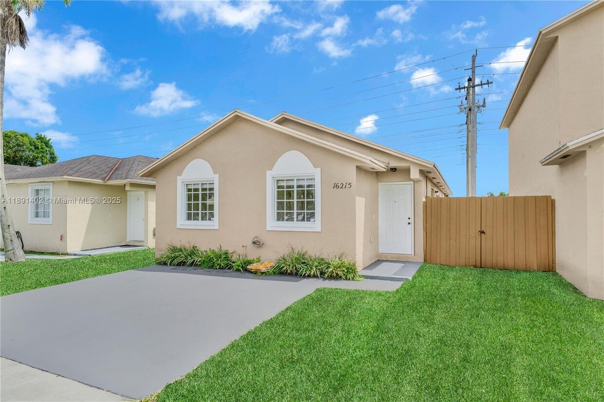 Foto principal - 16215 SW 137th Ct