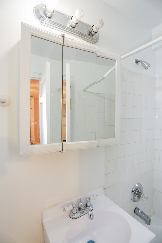 Foto del edificio - 911 W Lawrence Ave