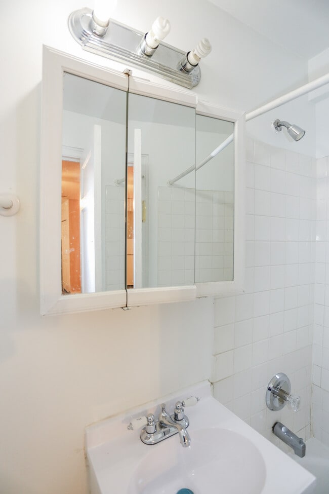 Building Photo - 911 W Lawrence Ave