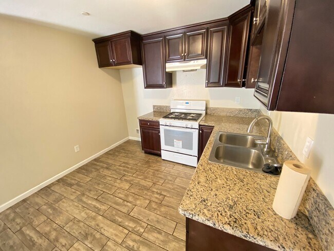 Building Photo - Modern 3-bedroom, 2-bath apartment