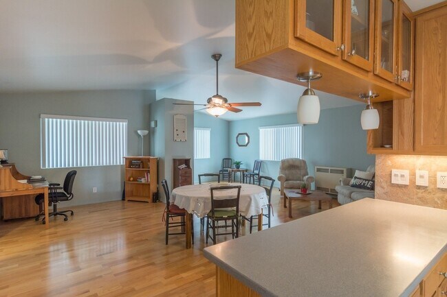 Foto del edificio - Spacious 2BD/2BA Home - Dual Master Suites...