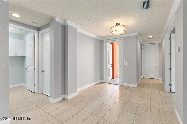 Building Photo - 122 Hidden Palms Ln