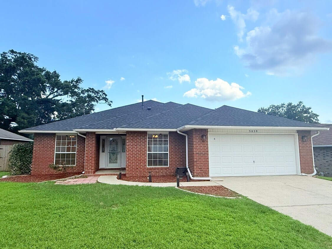 Foto principal - Spacious 3 Bed/2 Bath + Bonus Room