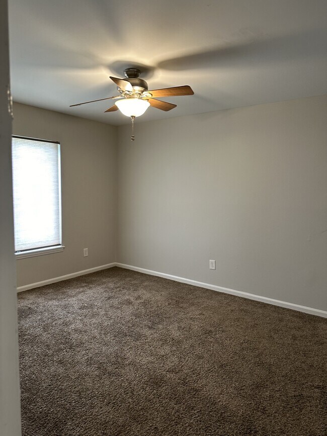 master bedroom - 700 Farmhurst Dr