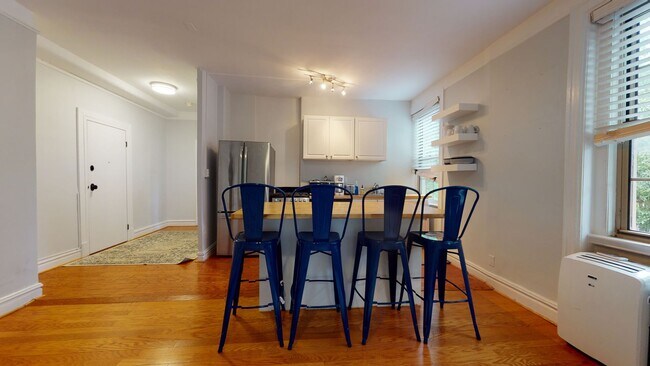 Foto del edificio - Bright & Sunny Large One Bedroom With Vaul...