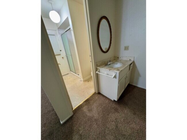 Foto del edificio - Next to a school! Walking distance to restaurants!