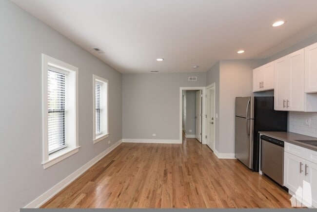 Building Photo - 354 W Dickens Ave