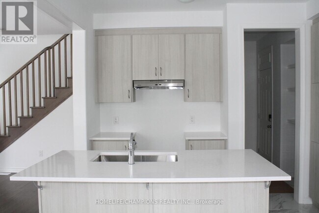 Building Photo - 1371 Kerrydale Ave