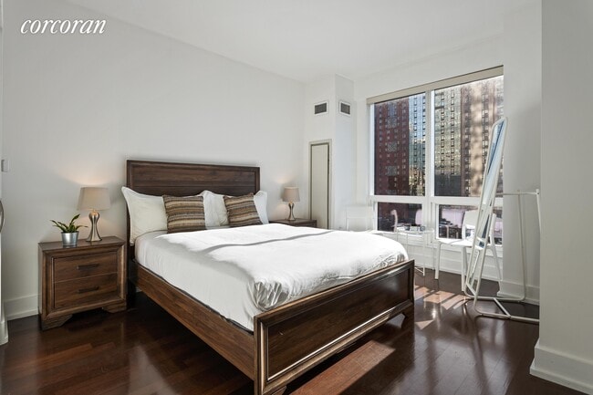 Building Photo - 350 W 42nd St