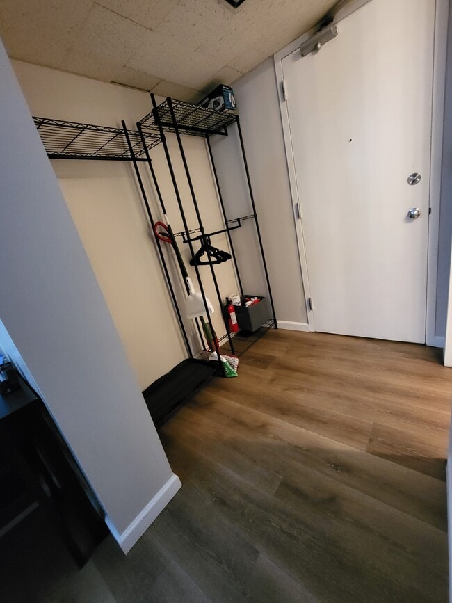 Building Photo - Cedar Lodge 204