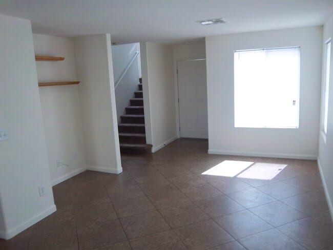 Foto del edificio - 3 bedroom home with granite tops and tile floors $1500.00/month