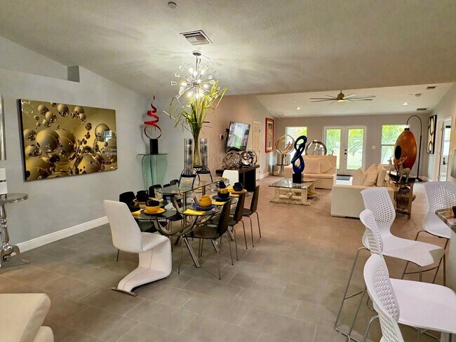 Foto del edificio - Spacious updated 4/2/2 Home Centrally Located in PSL!