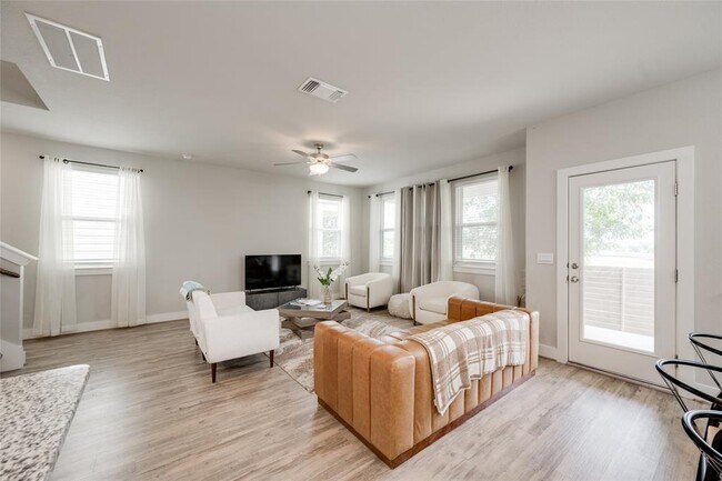 Foto del edificio - 7310 Harmony Shoals Bnd