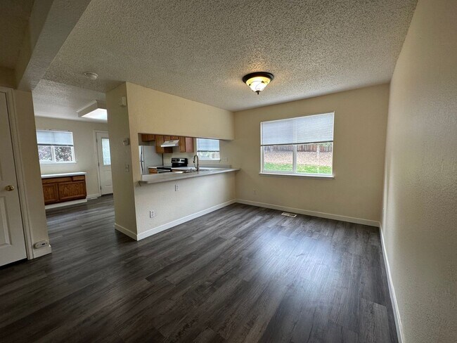 Foto del edificio - Updated 2 Bedroom w/ a Loft, 2 story