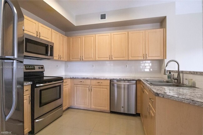 Foto del edificio - 3 br, 2.5 bath Condo - 8912 W Flagler St A...
