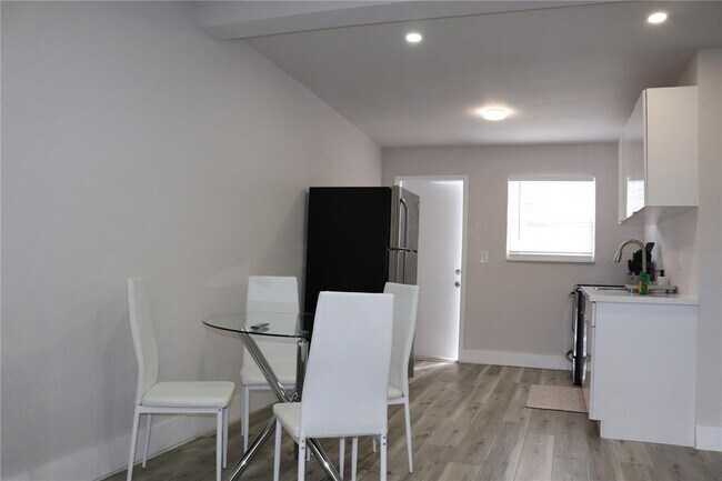 Foto del edificio - 305 Phippen Waiters Rd