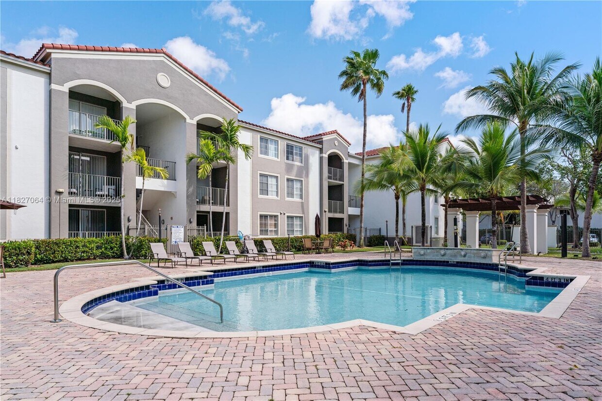 Foto principal - 6851 SW 44th St