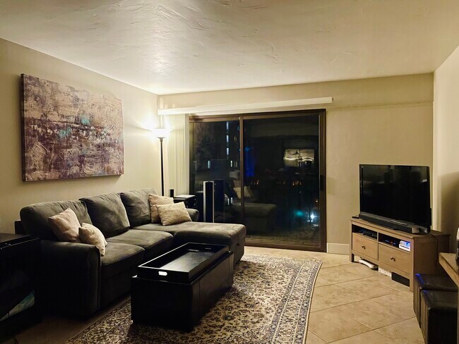 Living area with balcony access - 500 N St