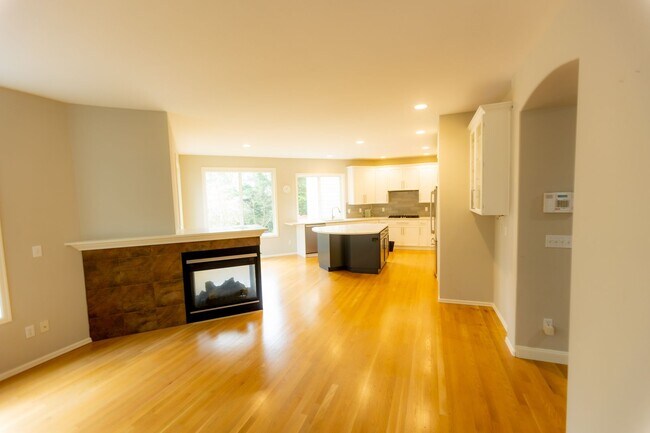 Building Photo - Beautiful 3 Bed 2.5 Bath Home in Talus, Is...