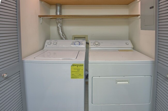 Building Photo - 2 Bedroom, 1.5 Bathroom Condo (AVAILABLE S...