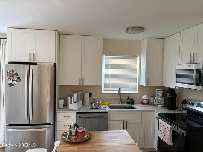 Building Photo - 410 8th Ave