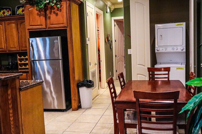 Building Photo - 117 E Lantana St