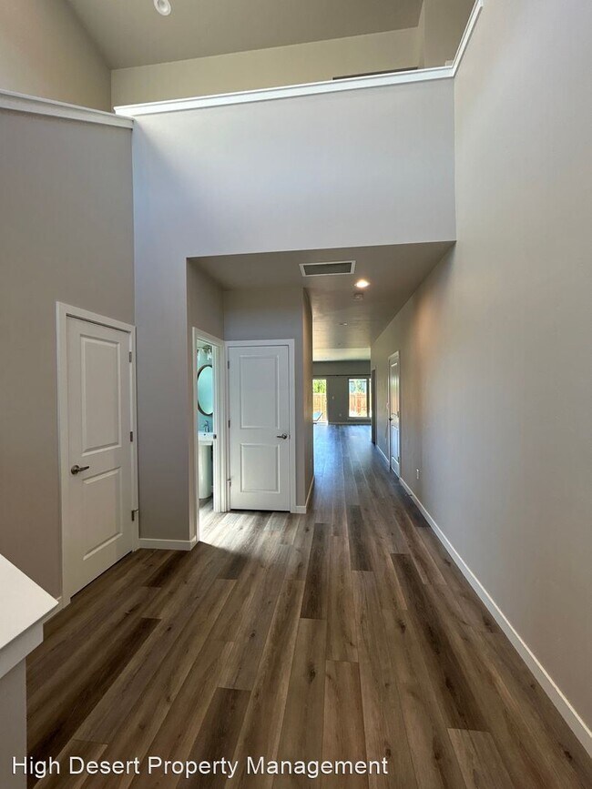 Building Photo - 2 br, 2.5 bath House - 3602 SW Badger Ave.