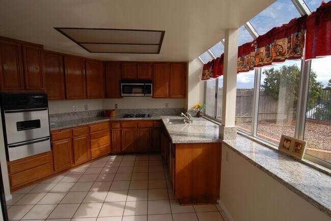 Building Photo - Desirable Rancho Del Oro Home