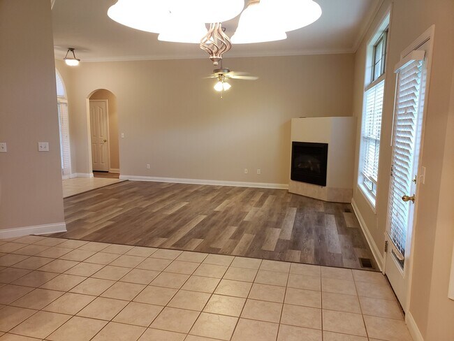 Building Photo - 3 Car Garage, South East Springfield - Cal...